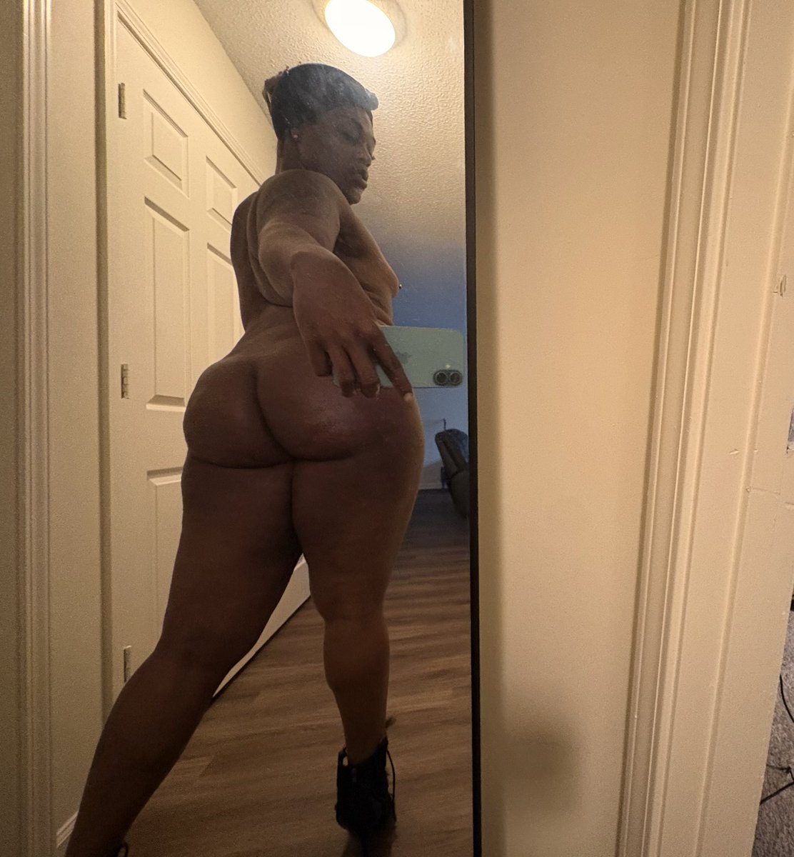 _xoariesxo_'s tweet photo. bite me https://t.co/LPYNLvhzGJ