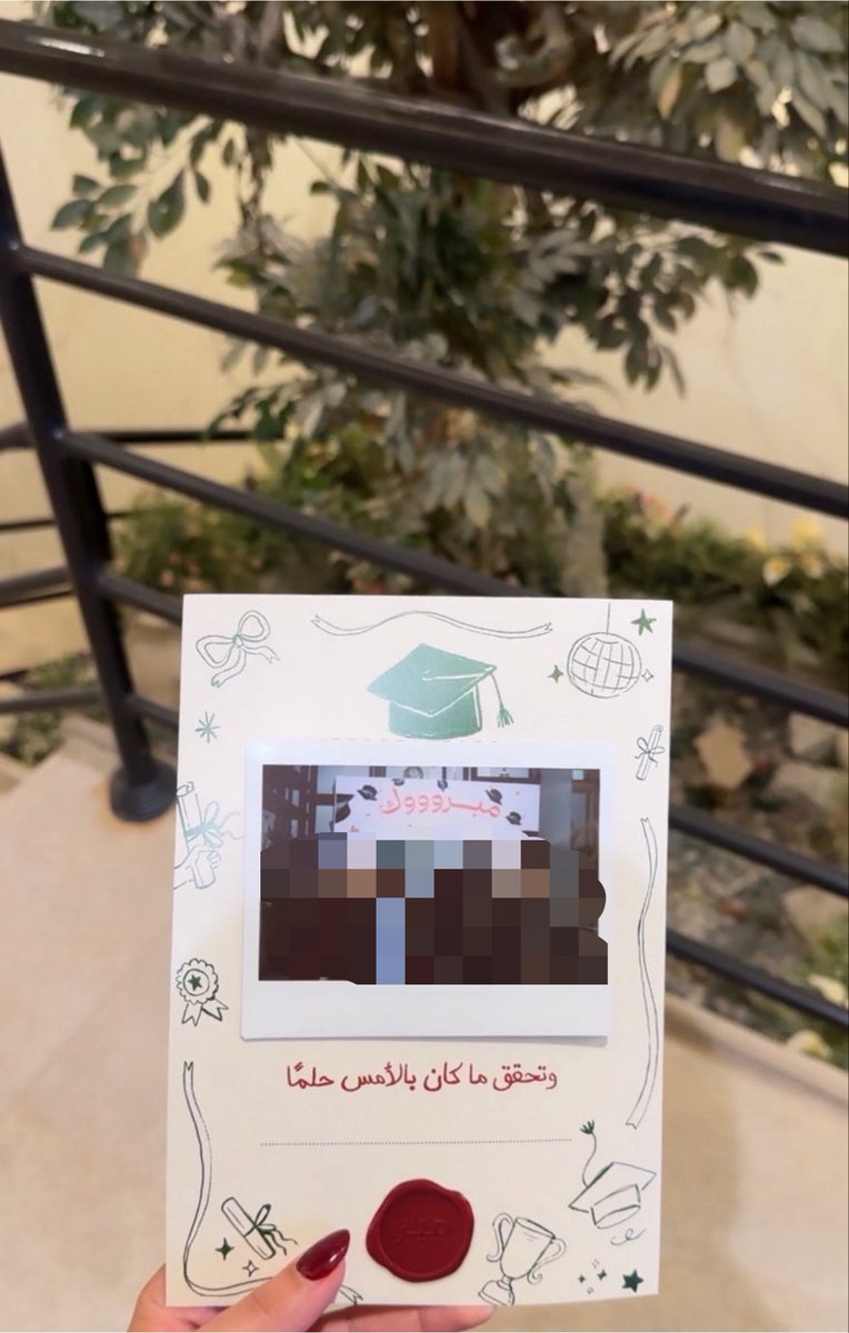 acc_r5's tweet photo. صديقة الجامعة واختي تخرجت🤍🤍🤍🤍🤍 https://t.co/2Lqb7PCulZ
