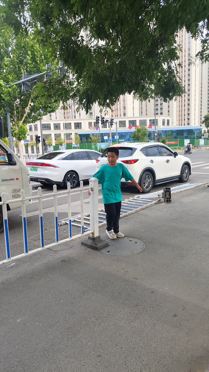 zKxYwsQ1HSHRo4x's tweet photo. A stranger noticed my broken shoe lace on the busy street, stopped to help tie it neatly even when rushing to work. Small kind act makes my whole day warm. https://t.co/IG9MxBor0d