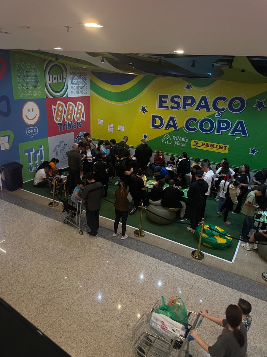 matheosismo's tweet photo. copa acabou tem meses e a molecada ainda nessa de figurinhas https://t.co/TB8R0ByUVX