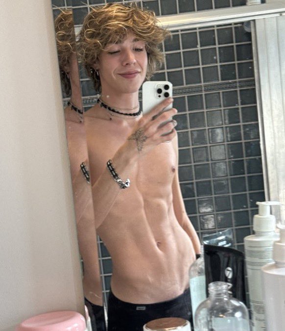 MapleRay_'s tweet photo. A mirror selfie… don’t mind my messy bathroom 💦 https://t.co/mTH5mhoNCu