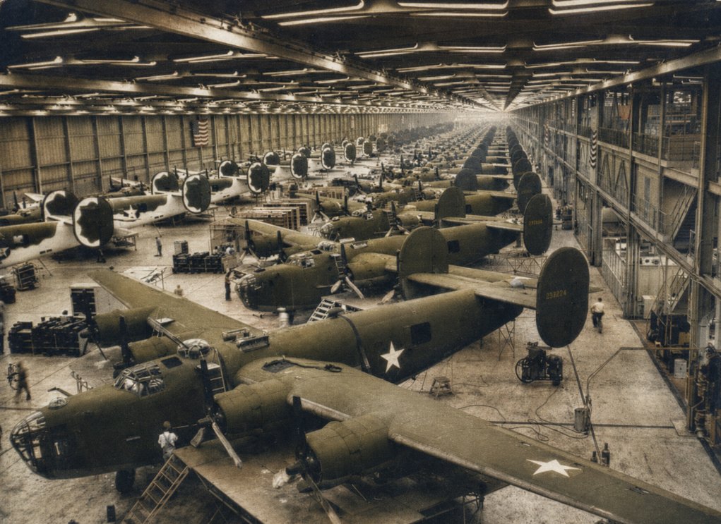 UntoldWarFacts's tweet photo. At its peak, a four-engine heavy bomber rolled out of this factory every 63 minutes.

Eighteen months earlier the site had been a soybean field. The assembly line inside ran for a mile, and the plant needed its own airport with six runways just to fly the finished bombers away.

This is how Detroit built the B-24 Liberator..🧵1/5
