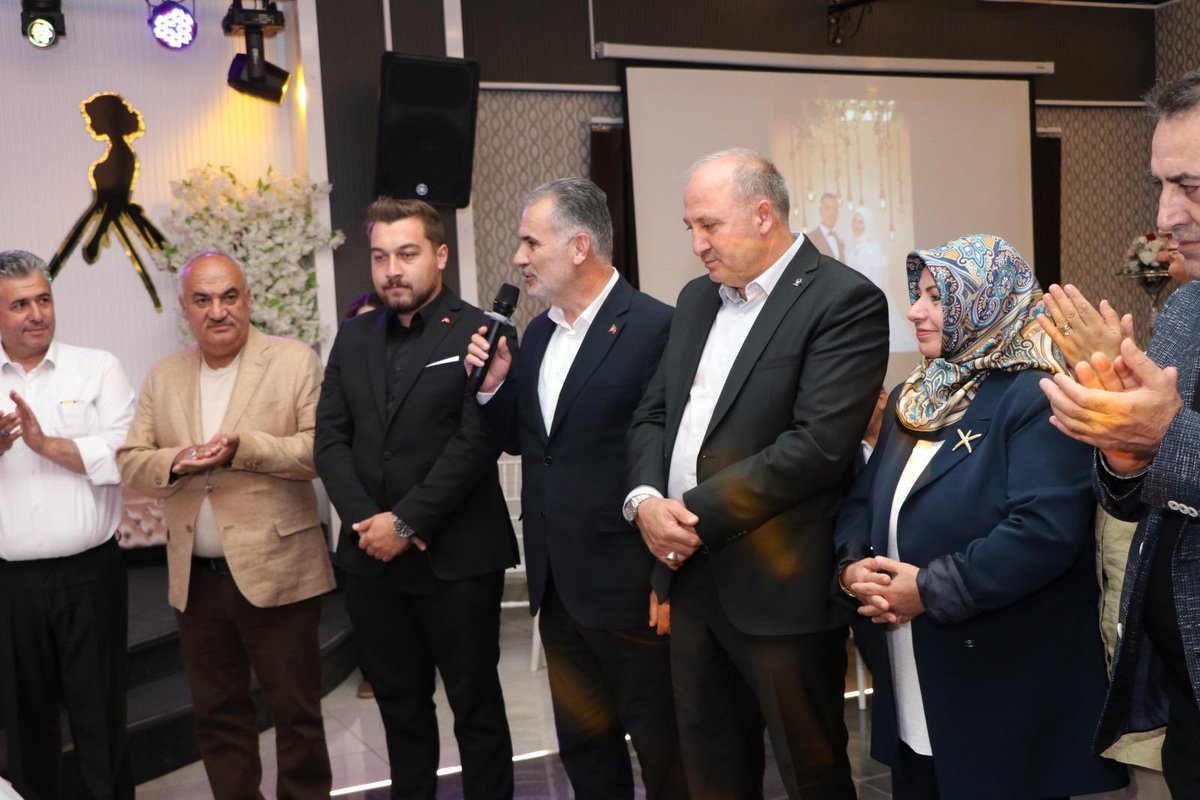 Ak_Yakutiye's tweet photo. İlçe Başkanımız Sayın Ferit Yıldız, AK Parti Aziziye İlçe Gençlik Kolları Başkanımız Sn.Enes Özbek ve Merve Nur Sırma hanımefendinin düğün merasimine katıldı.
Kıymetli Özbek ve Sırma ailelerini tebrik
ediyor; genç çiftimize sağlık, huzur ve mutluluk dolu bir ömür diliyoruz. https://t.co/ycn7FC2L1h