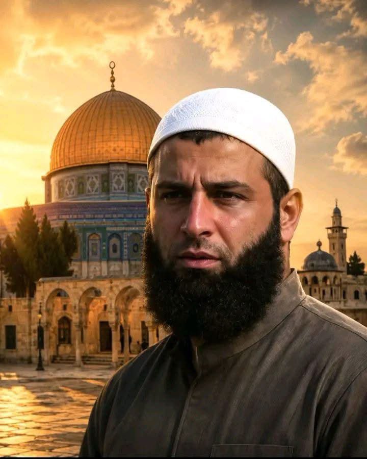 mahmoudalhsanat's tweet photo. .
هذه هي المشيخة التي تُرضي الله ورسوله؛ فالمشيخة ليست لحيةً تُرى، ولا هيئةً تُزيّن صاحبها، بل موقفٌ يُصان به الدين، وصوتٌ يصدح بالحق، وسيفٌ في وجه الباطل.

تلك هي اللحية التي تكون عنوانًا للالتزام والشجاعة والثبات؛ أمّا اللحية التي ينتهي أثر صاحبها عند أبواب المسجد، فلا ينصر بها مظلومًا، ولا يواجه بها باطلًا، ولا يقول بها كلمة حق، فإنها لا تخدم الدين بقدر ما تخدم صورة صاحبها.

رحم الله الشيخ الشهيد فاروق رمضان؛
الفاروق بين العزّة والمذلّة،
والفارق بين الشجاعة والتخاذل،
والفارق بين المتاجرة بالدين، وتجسيد الدين موقفًا وسلوكًا على أرض الواقع.

ماذا كان بينك وبين الله يا شيخ فاروق، حتى جعلك في لحظةٍ مدرسةً ومنهجًا لأمةٍ بأكملها؟

في زمنٍ هان فيه الدين على كثيرين، وخفتت فيه كلمة الحق، ورضي الناس بالظلم، وأقنعوا أنفسهم بأنهم عاجزون؛ جاء بك الله، أعزلَ من السلاح، لتكون لنا آيةً في الشجاعة، ودليلًا على أن قوة الموقف قد تهزم جبن السلاح، وأن كلمة الحق حين تخرج من قلبٍ صادق قد تُحيي أمةً بأكملها.
.