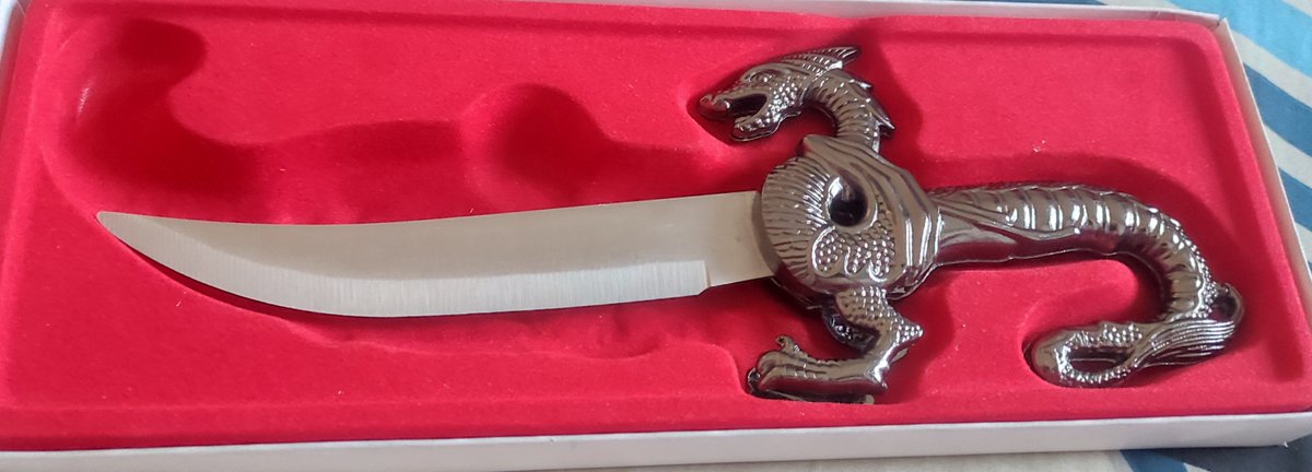 magiyuki_'s tweet photo. Check out a cool dagger i bought #cool #sacrificetoMolochsaturday #doutdes #transgirlquirkyhobby https://t.co/N6tcjtzBHo