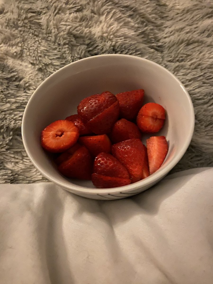 princessveriity's tweet photo. strawberries for dinner <3 https://t.co/9NgMYNhj3r