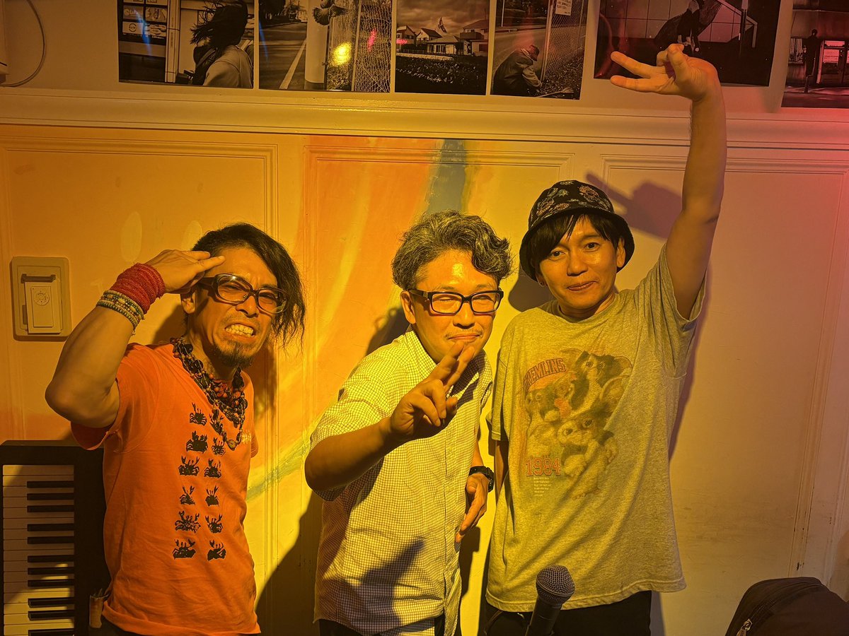 yasukekiyo203's tweet photo. 昨日は！能條さんと、チャイルさんの
ふたりぼっちのひとりLIVEありがとございます！偶然ふらりときてくださったお客様達もも盛り上げてくださり感謝です！お二人とも上手い！お世話になってる能條さん安定ファンキー！久々会えて嬉しいチャイルさんの底力のようなソウル！よかったです〜🎵
またぜひ！ https://t.co/GYP3ODKbA6