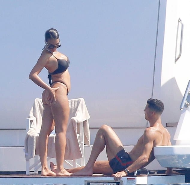 TimelineCR7's tweet photo. Cristiano Ronaldo and Georgina Rodríguez enjoying their vacation in Saint-Tropez. 🇫🇷 https://t.co/NCsVterpX5