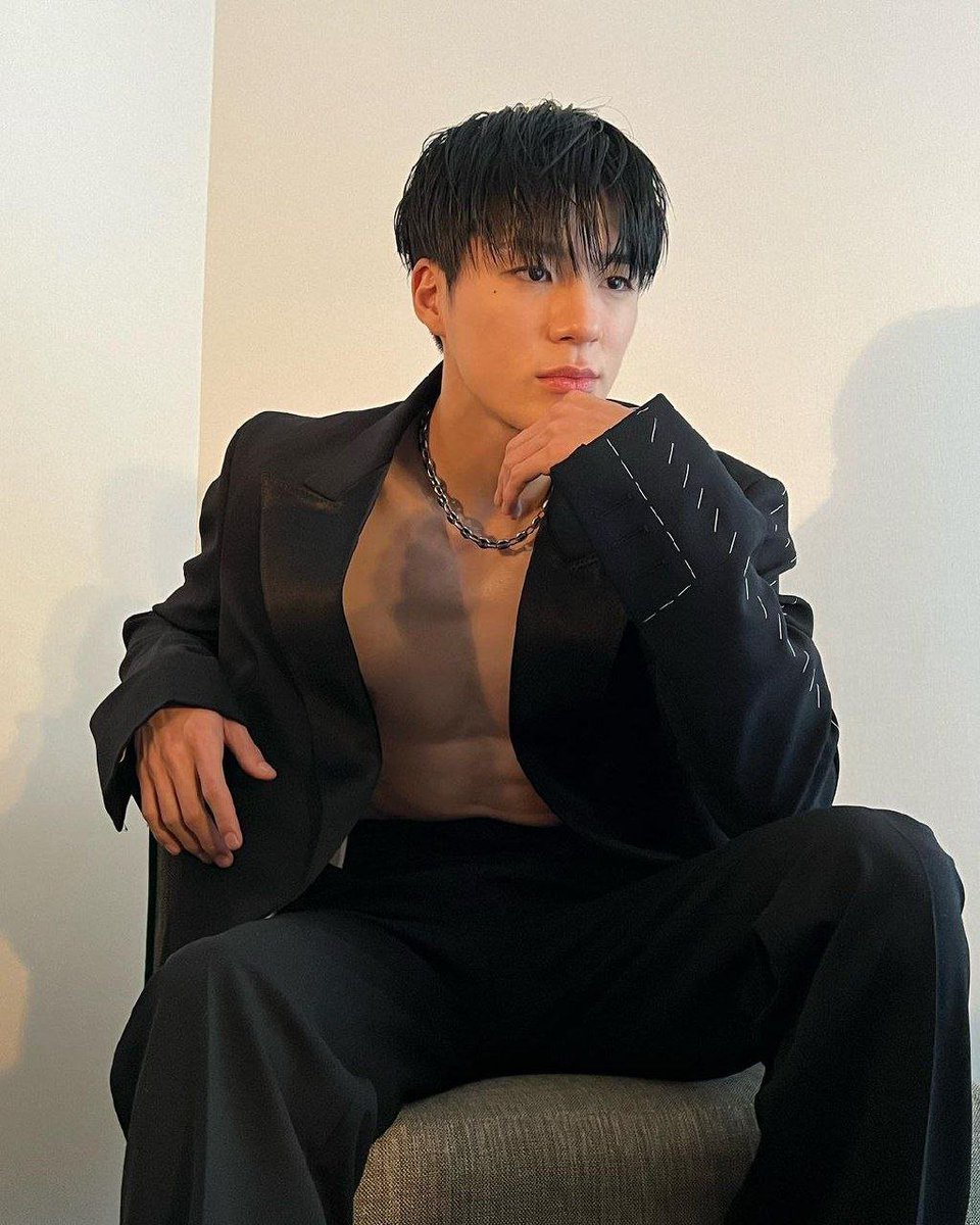 Leejeeno's tweet photo. LORD HAVE MERCY. https://t.co/OpKBKTqKl1