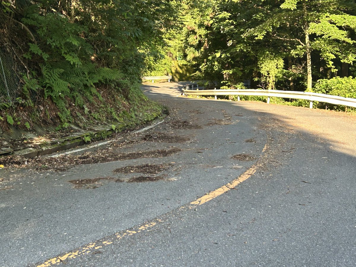 niisan_nikkun's tweet photo. 【定峰峠：下りにご注意を】
左のブラインドカーブで、土砂が堆積してます。。。　場所は、おおよそ定峰の中間ぐらいかな？と。お気をつけて^ ^ https://t.co/yph8gGqB3m