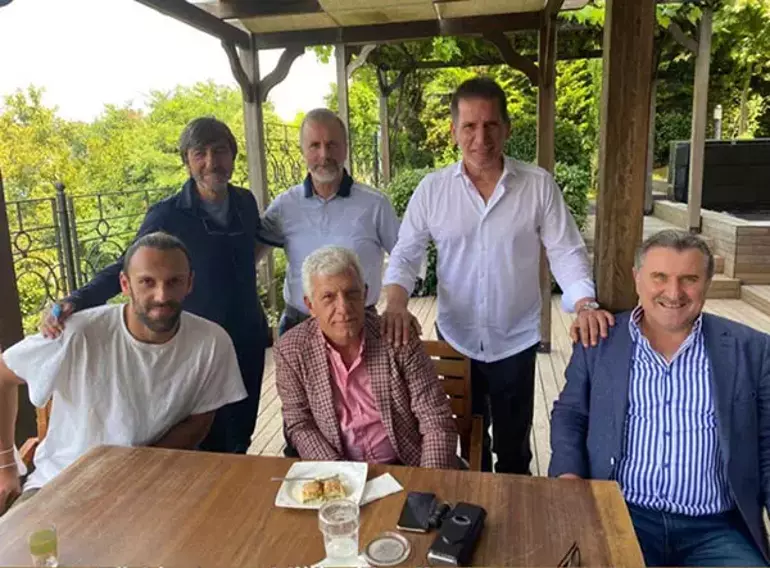 Kerim1367589's tweet photo. @altiliganyanci @OsiCar27 Mesut Özil için neler yaptılar. Sonra mecburen İlkay'a ses edemediler. 
Murik yani, daha dün Türkiye'ye karşı oynadı. Motoru soğusun bi. https://t.co/dOLlx1WAwe
