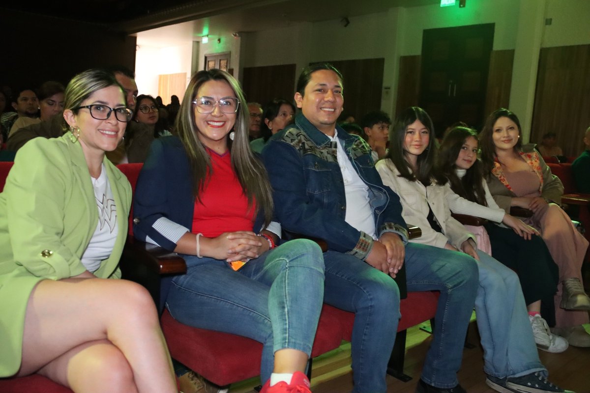 DianaCruzUIO's tweet photo. 💃 🎭 #CulturaViva | Hoy, junto a mi compañero @dario_cahuenas, asistimos a la graduación de la Escuela de Danza Quiteña, un espacio que preserva nuestras tradiciones y fortalece la identidad de la ciudad más linda del mundo.

El aporte de docentes y estudiantes ha sido clave en la construcción de la ordenanza que busca salvaguardar el legado dancístico de Quito, garantizando que estas expresiones perduren para las futuras generaciones.

Con cultura, #QuitoRenace