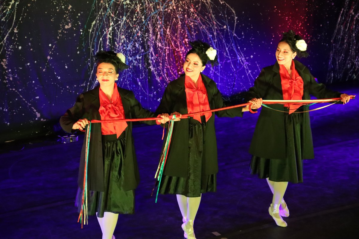 DianaCruzUIO's tweet photo. 💃 🎭 #CulturaViva | Hoy, junto a mi compañero @dario_cahuenas, asistimos a la graduación de la Escuela de Danza Quiteña, un espacio que preserva nuestras tradiciones y fortalece la identidad de la ciudad más linda del mundo.

El aporte de docentes y estudiantes ha sido clave en la construcción de la ordenanza que busca salvaguardar el legado dancístico de Quito, garantizando que estas expresiones perduren para las futuras generaciones.

Con cultura, #QuitoRenace