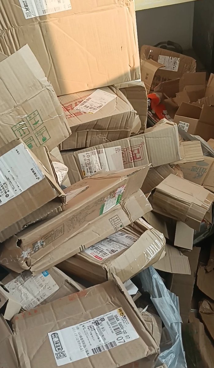 RosalindBehlen's tweet photo. Just got my small package from overseas! Opening it right now – fingers crossed it’s exactly what I ordered https://t.co/jf2RJHbp3f