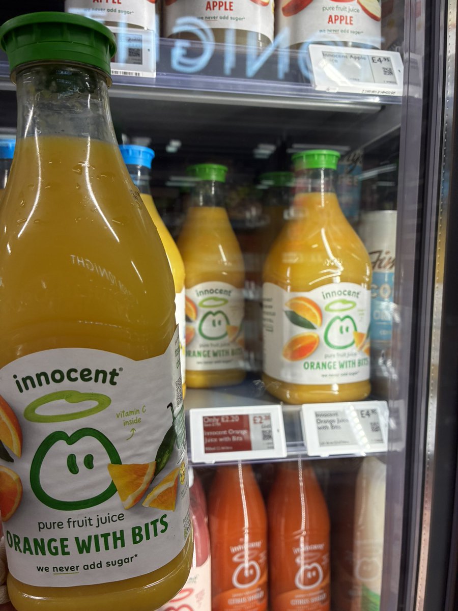 nemuk0__'s tweet photo. 最近innocentのオレンジジュースにハマってる🍊
自販機の生搾りオレンジジュースみたいなフレッシュな美味しさなのにwaitrose£2.2でセールしてるの神ですか？ https://t.co/hGvz6nnyGf