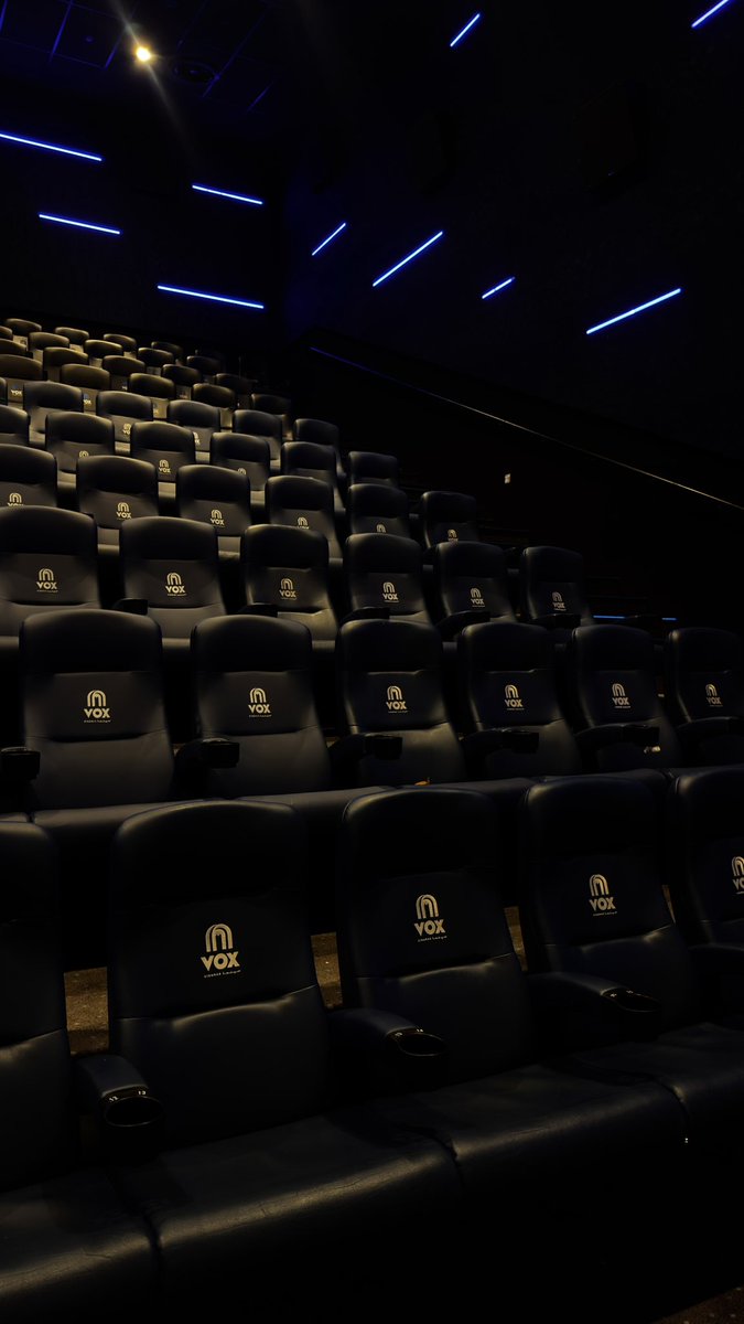 _yyyqp's tweet photo. Cinema date 📽️🍿🍾 https://t.co/mXej7lziHk
