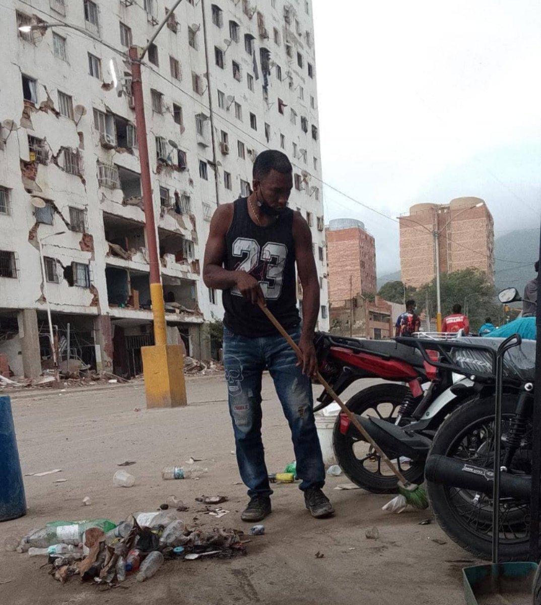 ROJASASTUDILLO8's tweet photo. Mi tío a estado allí en la opp22 desde el momento en que ocurrió el doble terremoto en una intensa búsqueda sin descanso con toda la fuerza de su corazón con una valentía tremenda EL ES UNO DE LOS TANTOS HÉROES QUE SE FORMARON EN ESTA TRAGEDIA, TE AMO TIO HUMBERTO RAFAEL SÁNCHEZ. https://t.co/IkACefOvvF