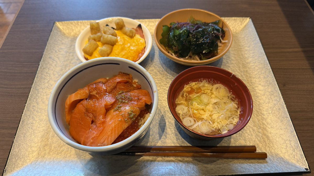 michi8ru's tweet photo. 朝食ビュッフェ。いつも同じものを選んでしまう。いただきます。

#ホテル
#ホカンス
#現実逃避
#息抜き
#ラビスタ東京ベイ
#朝食ビュッフェ
#朝食バイキング
#鮭いくら丼 https://t.co/4pjKUBpdWD