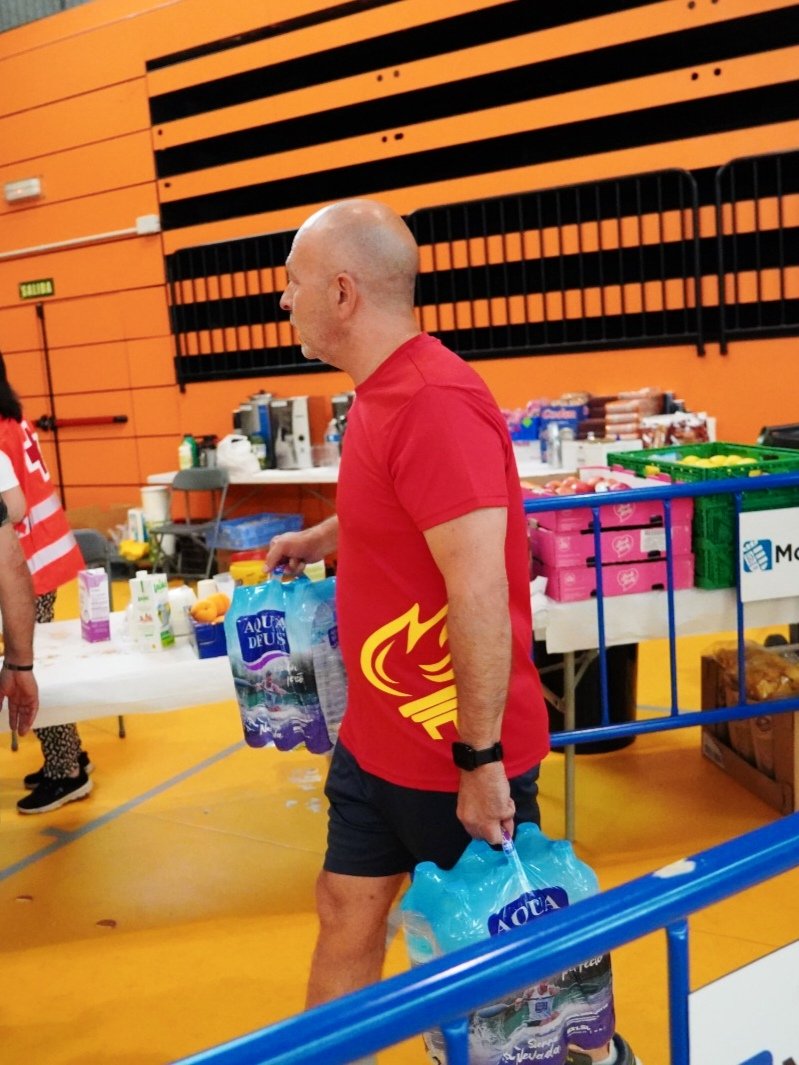 JuegosEMDE's tweet photo. Apoyando a los damnificados por los incendios 🔥🔥 gracias a la iniciativa del @AytoMóstoles de acoger a los vecinos de Cadalso de los Vidrios. Para estos, para que pudieran cambiarse de ropa, nos hemos hecho presentes con 250 camisetas y agua.
@Cadalso_Opina
Fotos: @DomingolMOST
#Incendios