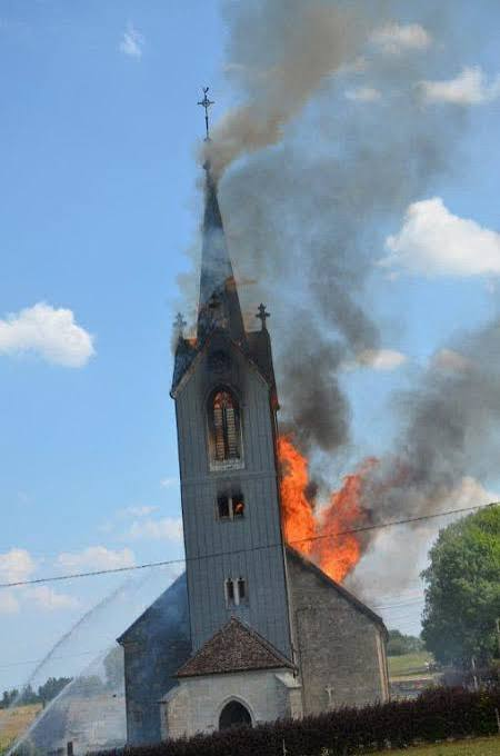 NapoLeon1226391's tweet photo. Question :
Si le réchauffement climatique de mes deux est responsable des incendies et feux de forêt, est-il aussi responsable des centaines d'églises qui brûlent ? https://t.co/ThluKEfVRW
