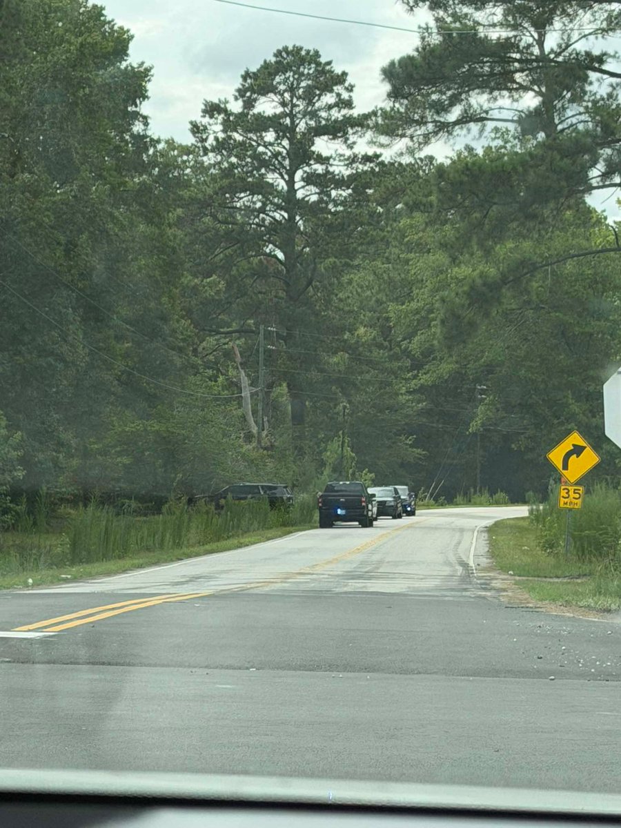 TonyaWPDE's tweet photo. This was the scene earlier this afternoon on Swift Creek Road in Darlington County. Working to learn what let deputies to that area. https://t.co/tquK0Q4XaR