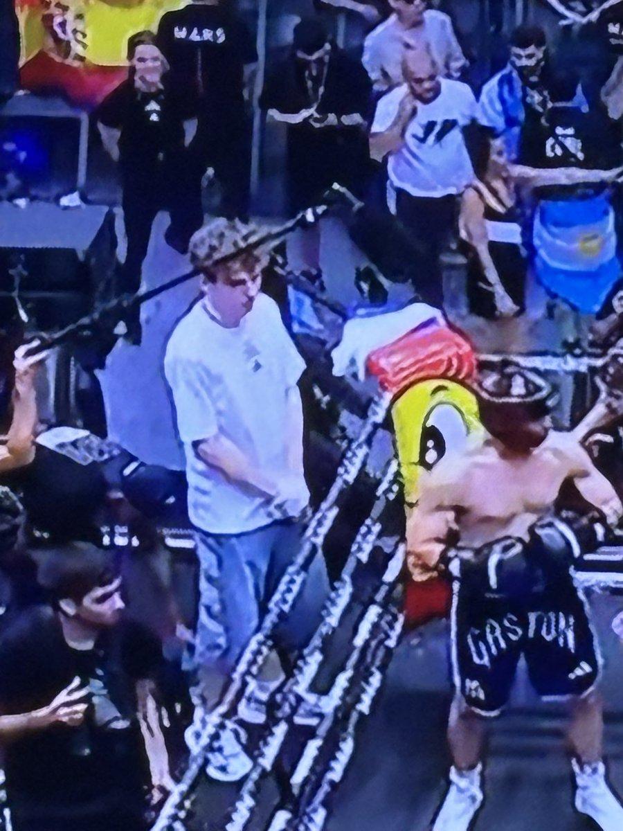 betzybw's tweet photo. Cuando perdes la pelea, pero abajo del ring te espera un twink omega rubio, miope, con lentes, bostero, fanático del fútbol, listo para abrazarte y decirte: “Para mí sos el campeón y el número uno en mi corazón” entonces t das cuenta q ganaste. https://t.co/gidotYMOGt