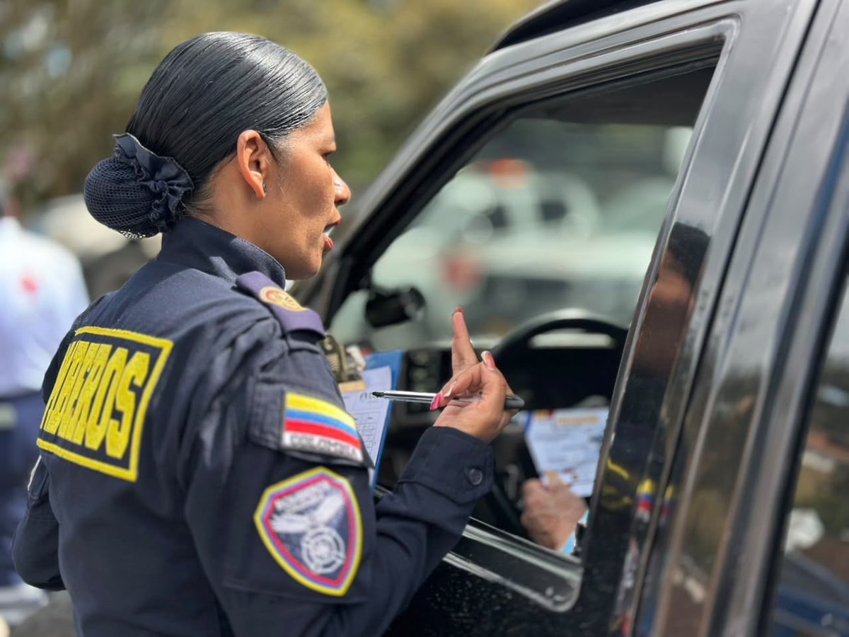 CundinamarcaGob's tweet photo. En el sector El Charquito, la Administración Departamental, en articulación con los cuerpos de bomberos, la Cruz Roja, servicio de grúa y unidades de movilidad, desarrolló campaña de sensibilización orientada a promover la conducción responsable y respeto por normas de tránsito. https://t.co/cUplPcM7vp