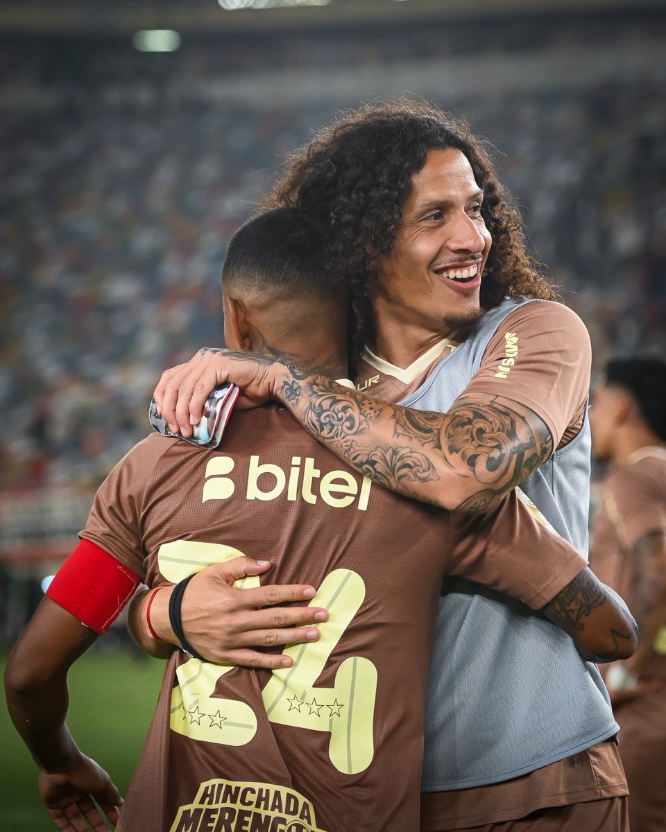 Universitario's tweet photo. 𝗟𝗔 Ⓤ 𝗗𝗘 𝗟𝗔 𝗨𝗡𝗜𝗢́𝗡 💛🫂

#UnidosOtraVez
#UnaHistoriaDeGrandeza https://t.co/aXa3Aoj8uV