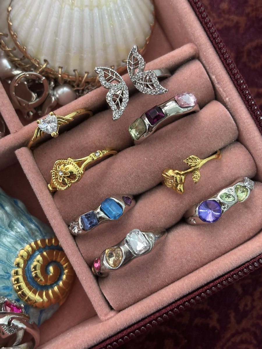 stcl99's tweet photo. girls and their jewelry bags https://t.co/xnqq5W7ULX