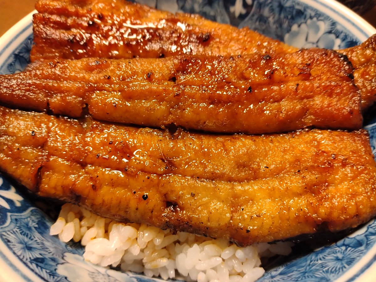 Dandada626's tweet photo. 一足お先に土用の丑の日🎵
うなぎって何でこんなに美味しいんだろおぉ😆幸せいっぱい、お腹いっぱい👍 https://t.co/G9qBzgSBJk