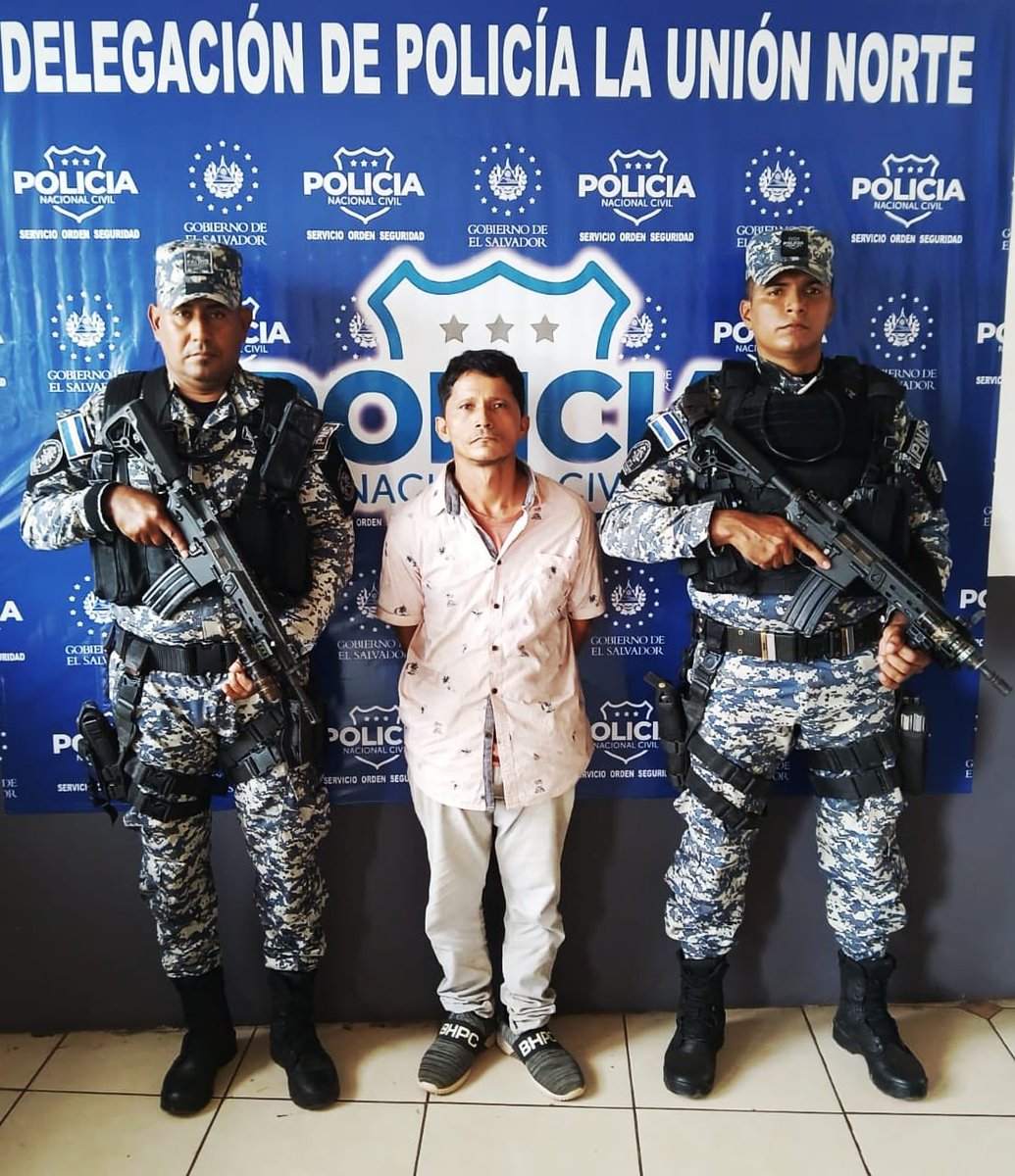 PNCSV's tweet photo. Luis Alberto Castillo Montecino, de 45 años de edad, es un homeboy de la MS13. 

Fue capturado en el cantón San Sebastián, distrito de Santa Rosa de Lima, La Unión Norte. 

Este pandillero tiene tatuajes alusivos a su pandilla. 

Será remitido por el delito de pertenencia a organización terrorista conocida como pandilla. 

#GuerraContraPandillas