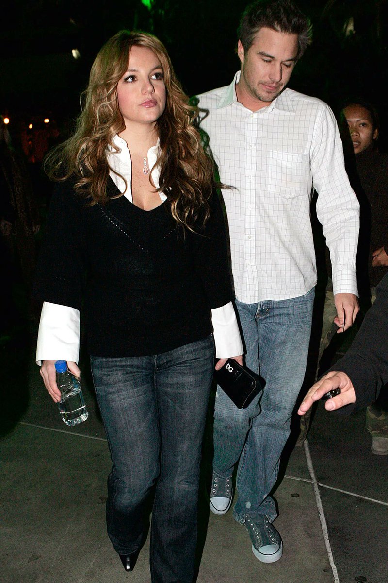 everettt100's tweet photo. Britney Spears with Jason Trawick in 2009 and 2012.
The second photo comes from an official photoshoot by Alexi Lubomirski for Elle Magazine in 2012 https://t.co/u0aQbGik7e