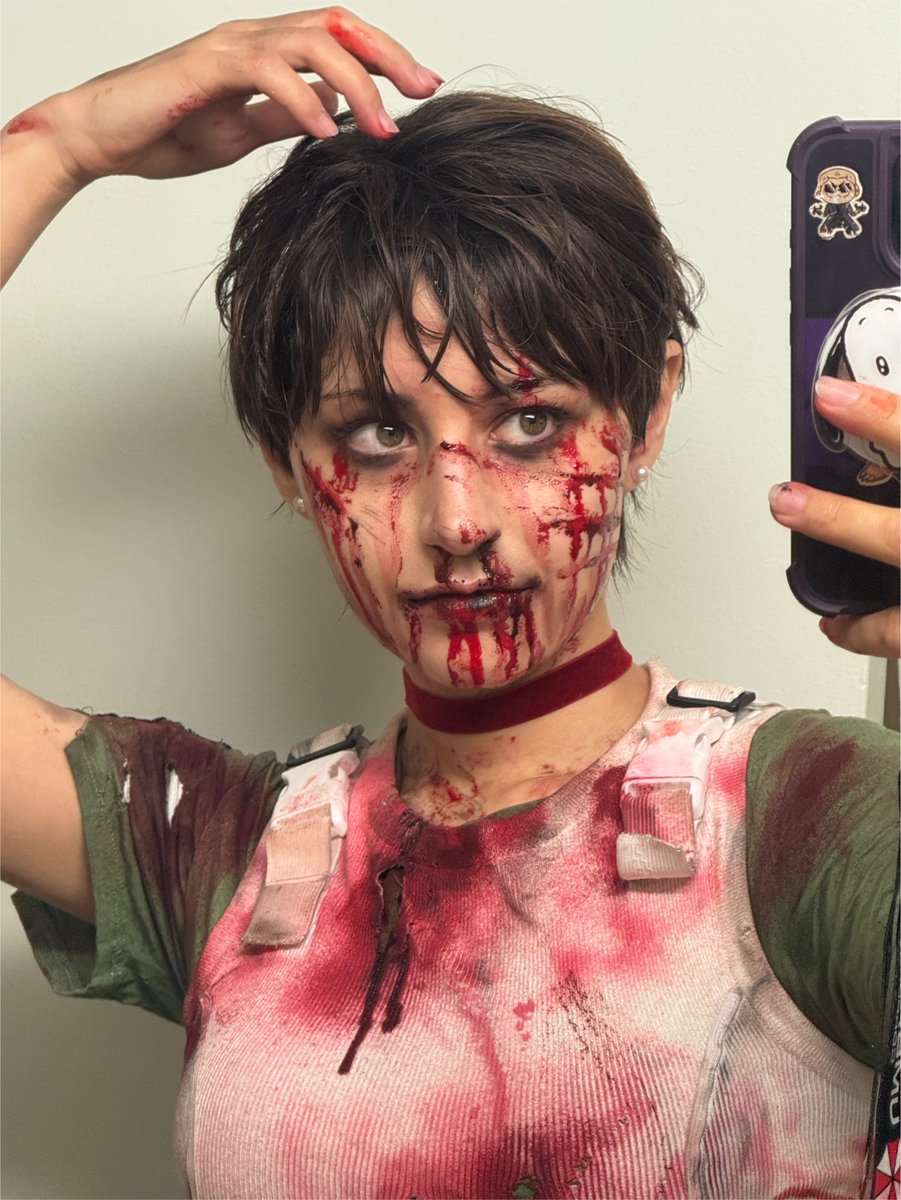 MimiDoesCosplay's tweet photo. Anybody order a zombie? https://t.co/qraLFfuTqE