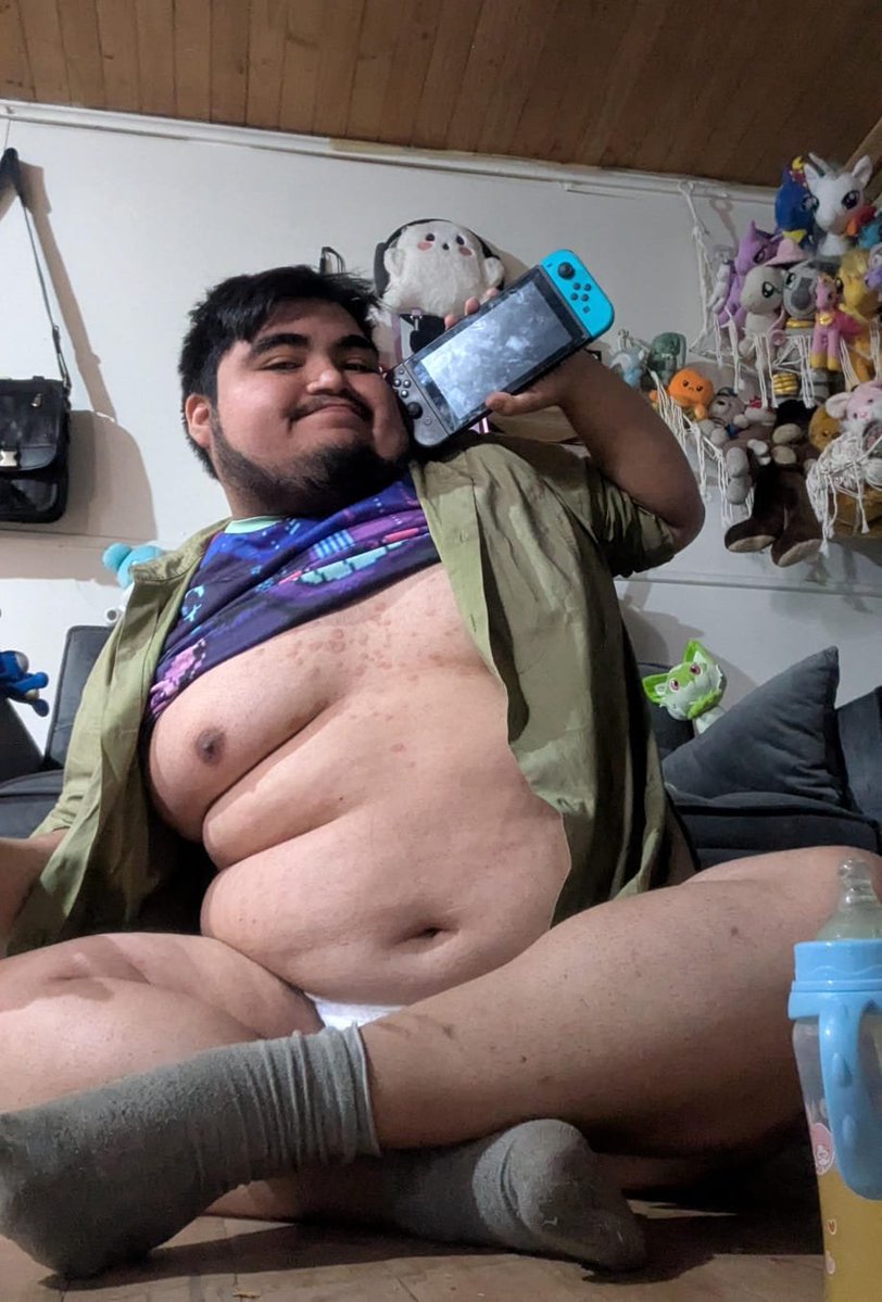fatroyall's tweet photo. win my game!!! of Pokemon!! someone wants to challenge me!!! The loser will change the winner's diaper!! 
#abdl #diaper #pokemon #abdlboy #diapermessy https://t.co/7RyGKCCSxQ