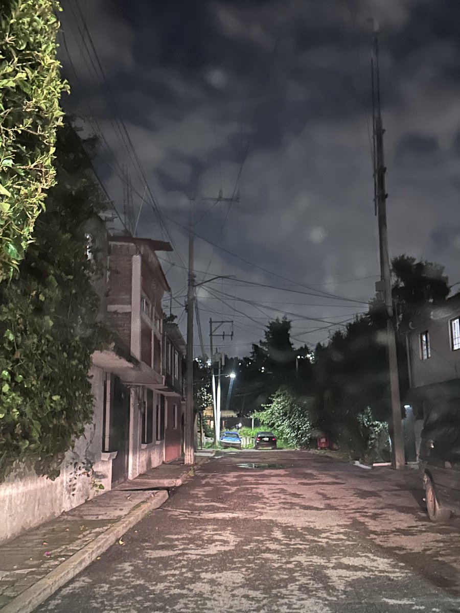 kachadrums's tweet photo. @CesacContreras @ALaMagdalenaC @CFE_Contigo @CFEmx  reporto una luminaria descompuesta la cual es importante su reparación ya que la cerrada queda muy oscura y vulnerable a gente que esta llegando a merodear en la noche en 2a cda de guamuchil col. pueblo nuevo alto c.p10640 https://t.co/OLeHnB1Txs