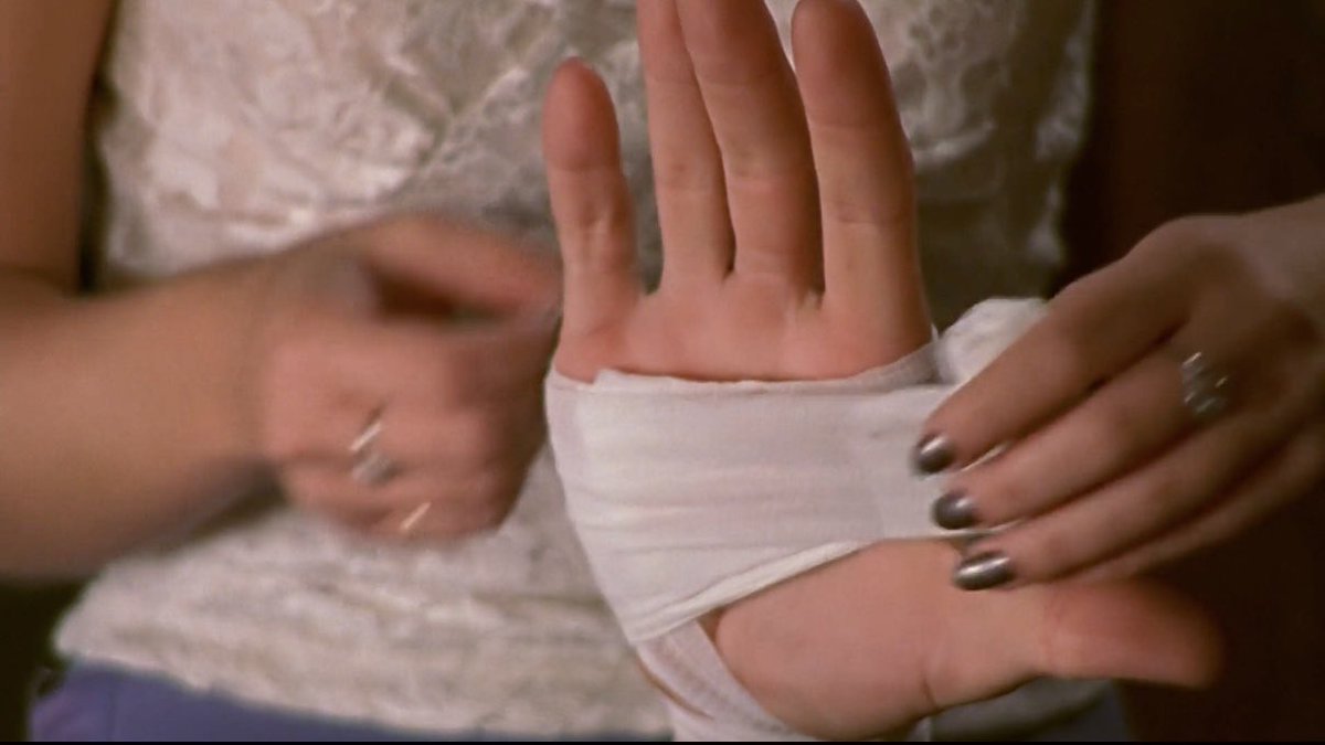 bangelarchive's tweet photo. hand closeups https://t.co/tKxlDvFNbW
