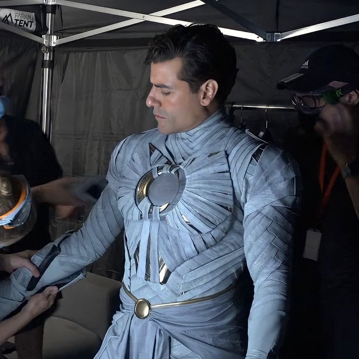 lightningbride's tweet photo. I absolutely love these photos!!!! Oscar Isaac's suit fitting and his intense expression. https://t.co/M0aueH3N7C