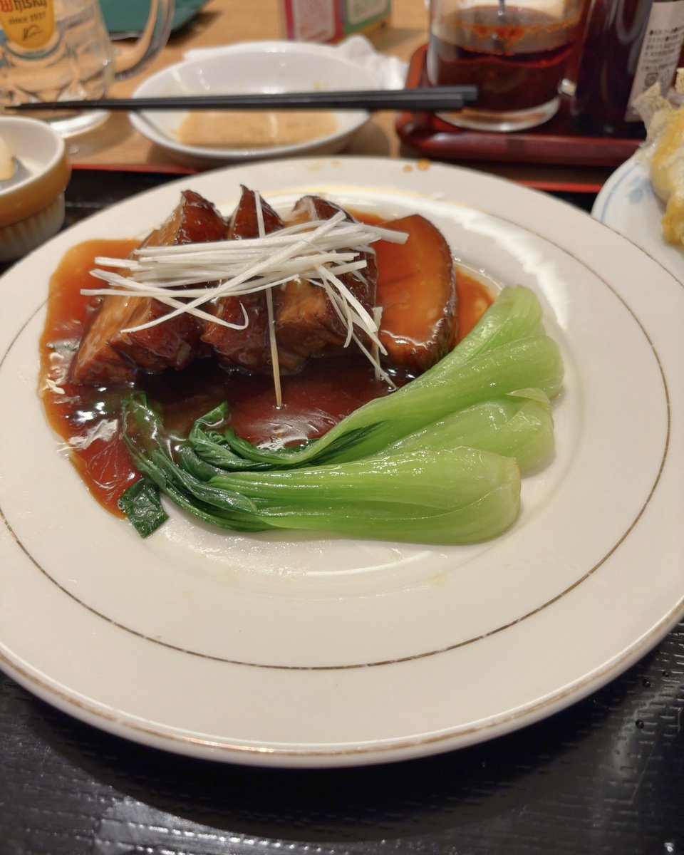 chicken_ta_'s tweet photo. 東京ミッドタウン八重洲から見たJPタワー・丸ビル・新丸ビル・日本工業倶楽部会館ビル！
昼食はヤエチカの中華料理屋さんで！
いつも日中は歩行者専用となっている丸の内仲通りのこれは初めて知った！ https://t.co/IjocZaok5z