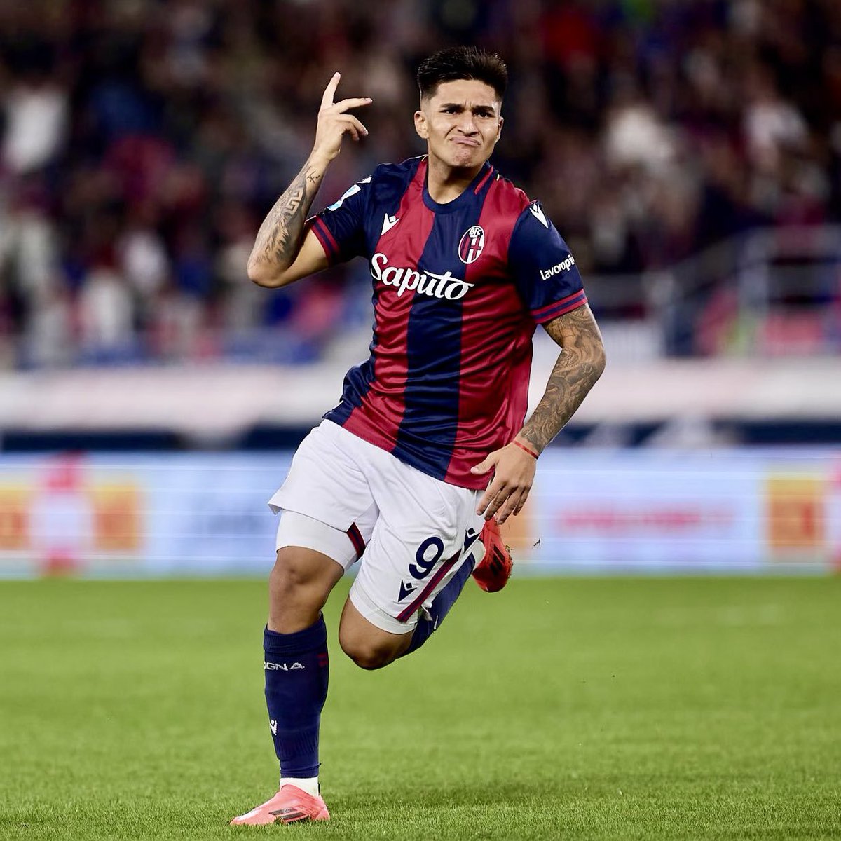 velez670's tweet photo. 🚨 AHORA 🚨

💥 Santiago Castro estaría cerca de convertirse en nuevo jugador de la #Roma por una cifra que ascenderia a los €35.000.000.

💰 A #Vélez le correspondería aproximadamente €1.000.000 por el mecanismo de solidaridad. https://t.co/j2sf8Y1nMQ