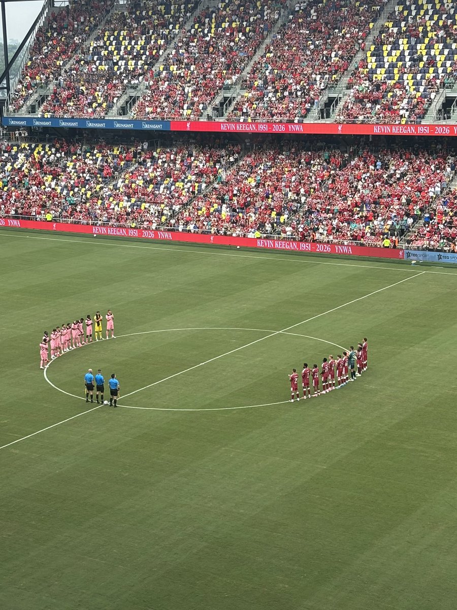 TheRedmenTV's tweet photo. A moment for the late great Kevin Keegan 👏 

You’ll Never Walk Alone ❤️ https://t.co/8yxJH4ioql
