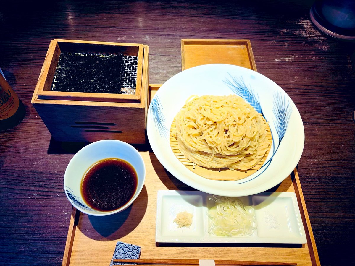 MR_llGarcons's tweet photo. シンプル is 麺むっちゃうま〜🤤

🍺とともにしおで麺を✨
ン〜香りといい喉ごしといい美味い
ネギとつゆで堪らない☺️
あとはしおと山葵を利かせたつゆの交互に
有明海海苔で麺巻きはパリ香ばし👍

鰹出汁のスープ割りが美味すぎて🤤🤤

支那そばや 本店 戸塚
ざる中華 大盛無料 有明海産炙り海苔 https://t.co/Vf1kwxeo42