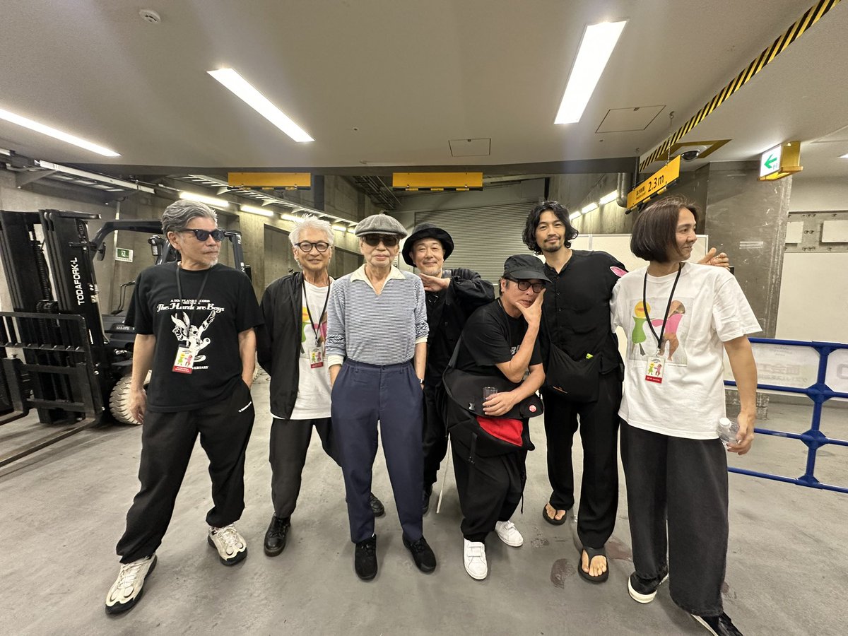 kantakagi's tweet photo. 6/29。痛み止めが効いてるワーハビ楽屋に集まったペンション恋は桃色シーズン 4POSSE。
翌日緊急手術。
一週間の入院中
渡すものがあるから、と言って福岡で仕事中にもかかわらず、飛行機で見舞い金を持ってきて、そのまま
福岡に戻ったリリーさん、僕の腸活を真摯に考えてくれているエくん、連日体調を気づかって連絡くださり、この日のライブも絶賛してくれた慶一さん。
みんなありがとうございました。
来週末そろそろ海開きといきたいものです。