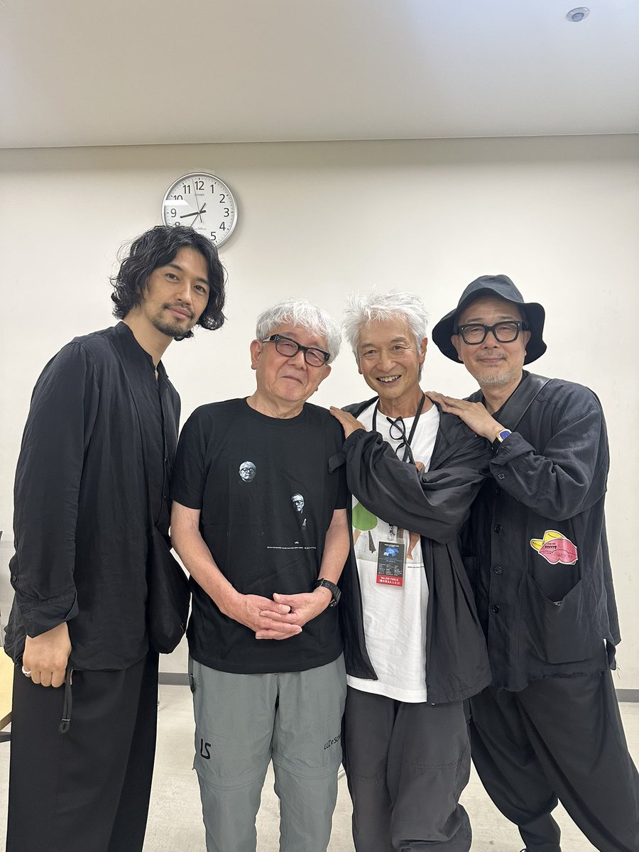 kantakagi's tweet photo. 6/29。痛み止めが効いてるワーハビ楽屋に集まったペンション恋は桃色シーズン 4POSSE。
翌日緊急手術。
一週間の入院中
渡すものがあるから、と言って福岡で仕事中にもかかわらず、飛行機で見舞い金を持ってきて、そのまま
福岡に戻ったリリーさん、僕の腸活を真摯に考えてくれているエくん、連日体調を気づかって連絡くださり、この日のライブも絶賛してくれた慶一さん。
みんなありがとうございました。
来週末そろそろ海開きといきたいものです。