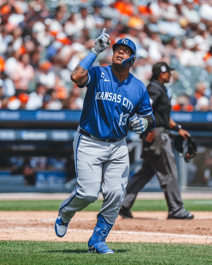 leones_cbbc's tweet photo. Nuevo Rey en Kansas City 👑

Salvador Pérez se convirtió en el pelotero con más jonrones en los @Royals  con 318.

¡Felicidades, Salvy! 

📸@Royals

#CaraquistaSoy🦁 https://t.co/EUptMbVjBZ