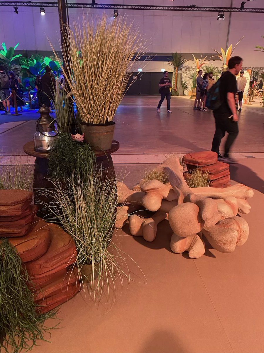 foxie_boo's tweet photo. The adventurous ambystoma is having a great time at #ffxivfanfest so far 🩷 #ffxiv #fanfest #eufanfest https://t.co/4MqbaS0PwG
