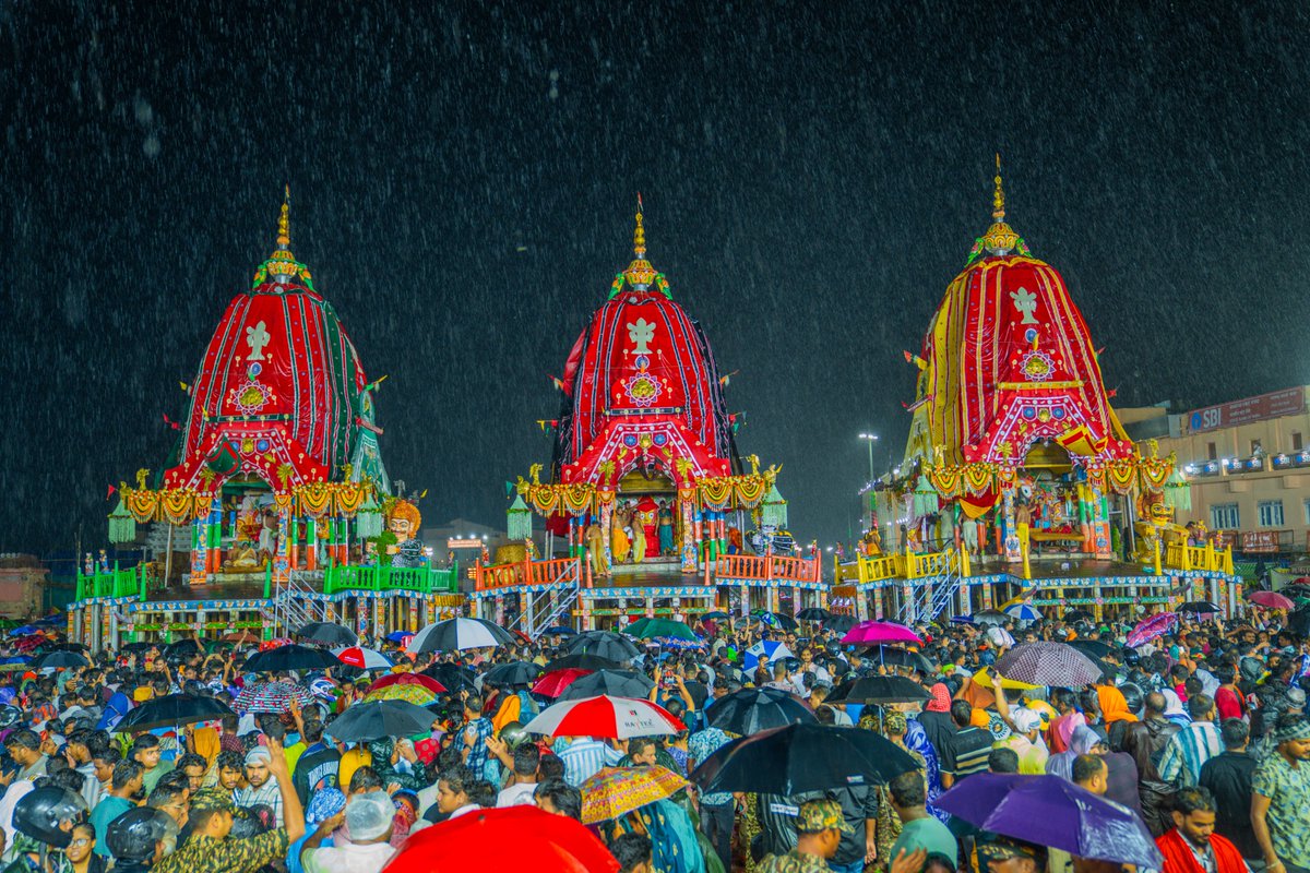 JagannathaDhaam's tweet photo. ରଥାରୂଢ଼ ଶ୍ରୀଜୀଉମାନଙ୍କର ବଡ଼ ତଢ଼ାଉ ବେଶ ବା ସୁନାବେଶ ଓ ଶ୍ରୀହରିଶୟନ ନୀତି ସମ୍ପୂର୍ଣ୍ଣ ହୋଇଅଛି।

#Sunabesha #Rathayatra2026 #JaiJagannatha #RathaJatra2026 #RathaYatra #ShreeJagannathaDhaam #puri https://t.co/Lz3x1oVuNB