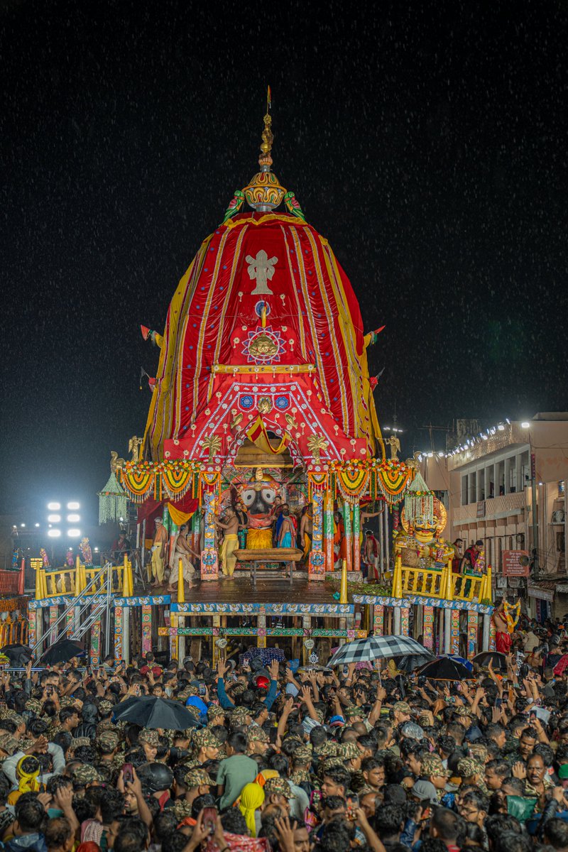 JagannathaDhaam's tweet photo. ରଥାରୂଢ଼ ଶ୍ରୀଜୀଉମାନଙ୍କର ବଡ଼ ତଢ଼ାଉ ବେଶ ବା ସୁନାବେଶ ଓ ଶ୍ରୀହରିଶୟନ ନୀତି ସମ୍ପୂର୍ଣ୍ଣ ହୋଇଅଛି।

#Sunabesha #Rathayatra2026 #JaiJagannatha #RathaJatra2026 #RathaYatra #ShreeJagannathaDhaam #puri https://t.co/Lz3x1oVuNB