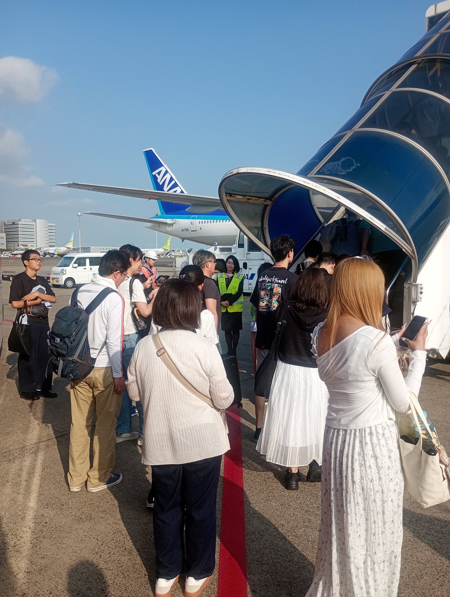 shigel_info's tweet photo. いや、安定じゃなかった。まさかの屋外。機内ガラガラ。そりゃあ場末になるだろうな。#NH671 https://t.co/6ymAtDpBqk
