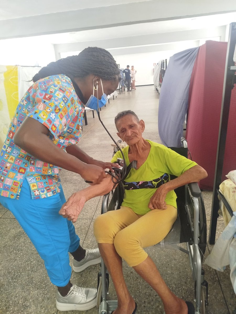 Lgummcven's tweet photo. La atención a las personas afectadas por el sismo es primordial para todos los médicos cubanos en Venezuela.
 Dra. Yanet Hunt en Refugio La Páez Estado La Guaira.
#CubaPorLaVida @cubacooperaven @cubacooperaven @MINSAPCuba @PartidoPCC https://t.co/rj5lGhWHZk