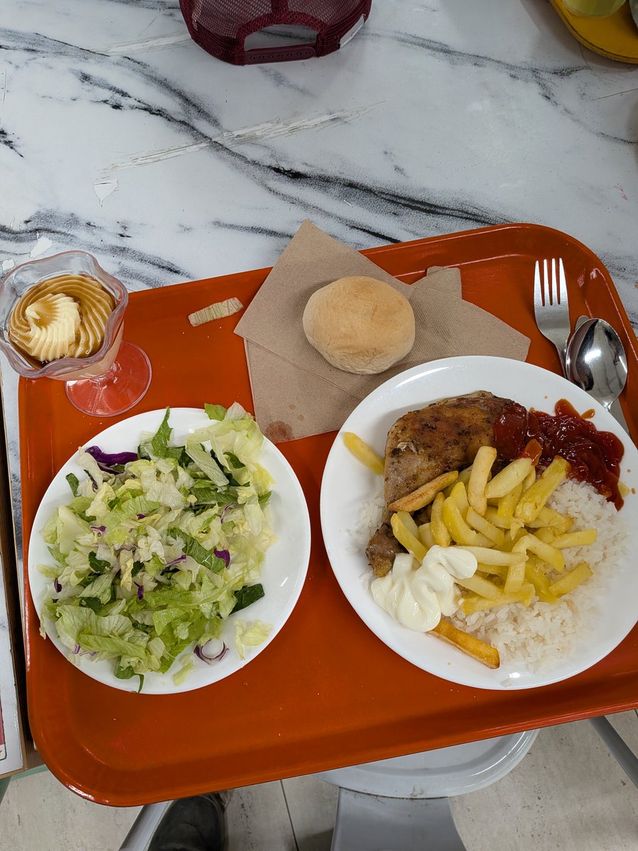 suckonbit's tweet photo. aquí comiendo como jefe en la pega y uds perdedores??? https://t.co/OVKupTcSPC